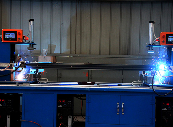 抱焊梁自動焊機